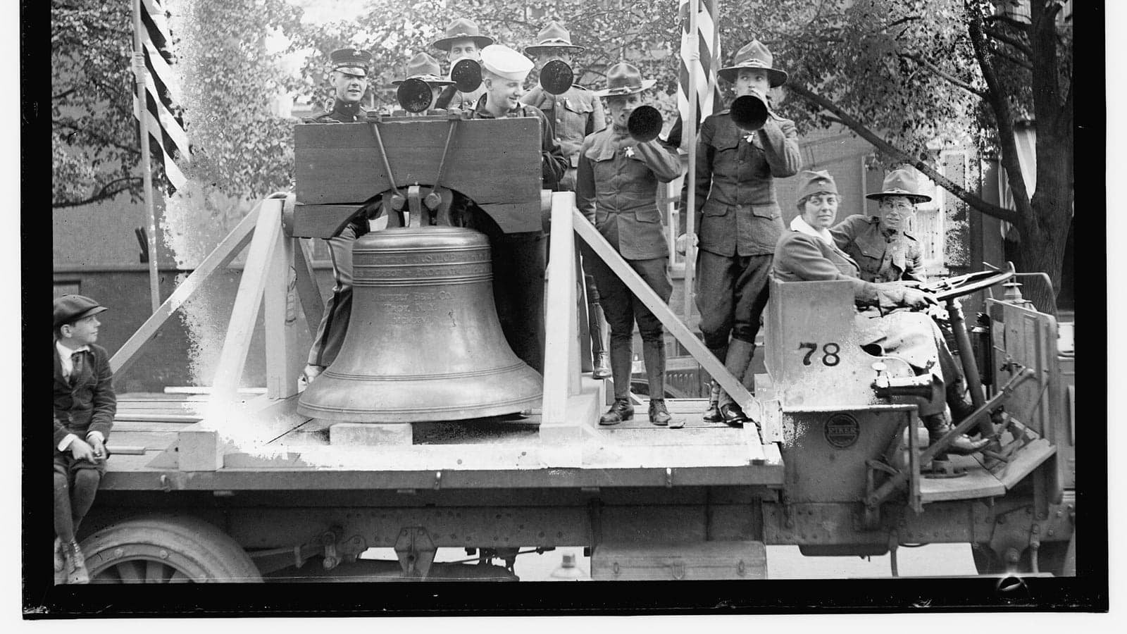 Уличная сцена кампании Liberty Loan в США, 27 апреля 1918 года