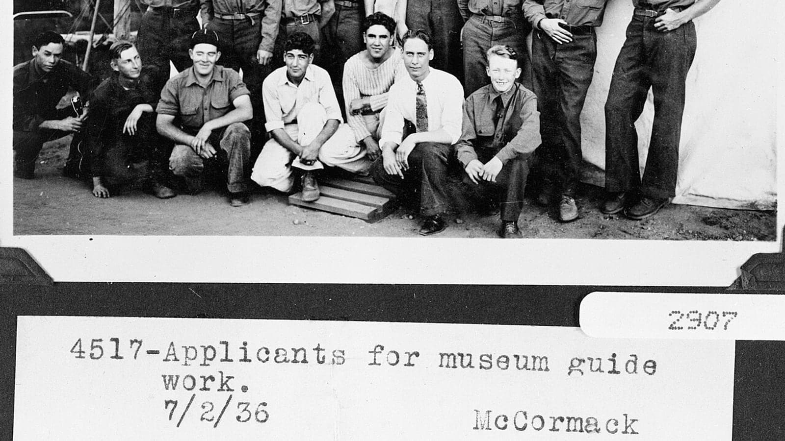 Группа претендентов на работу экскурсоводами, архивная фотография 1936 года