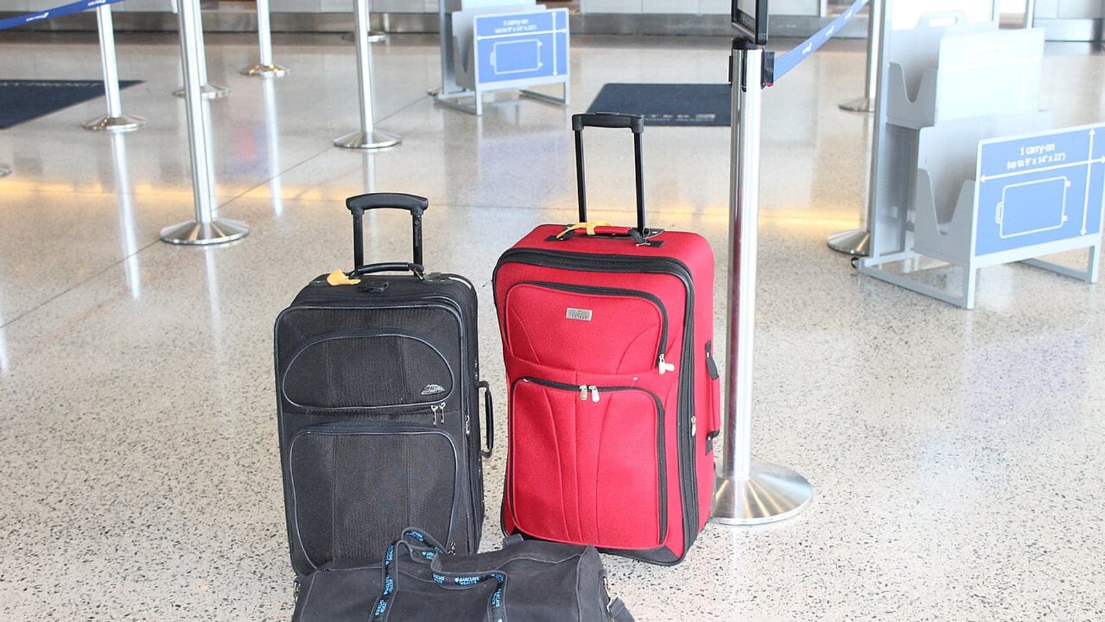 Чемоданы стоят в зоне аэропорта перед погрузкой