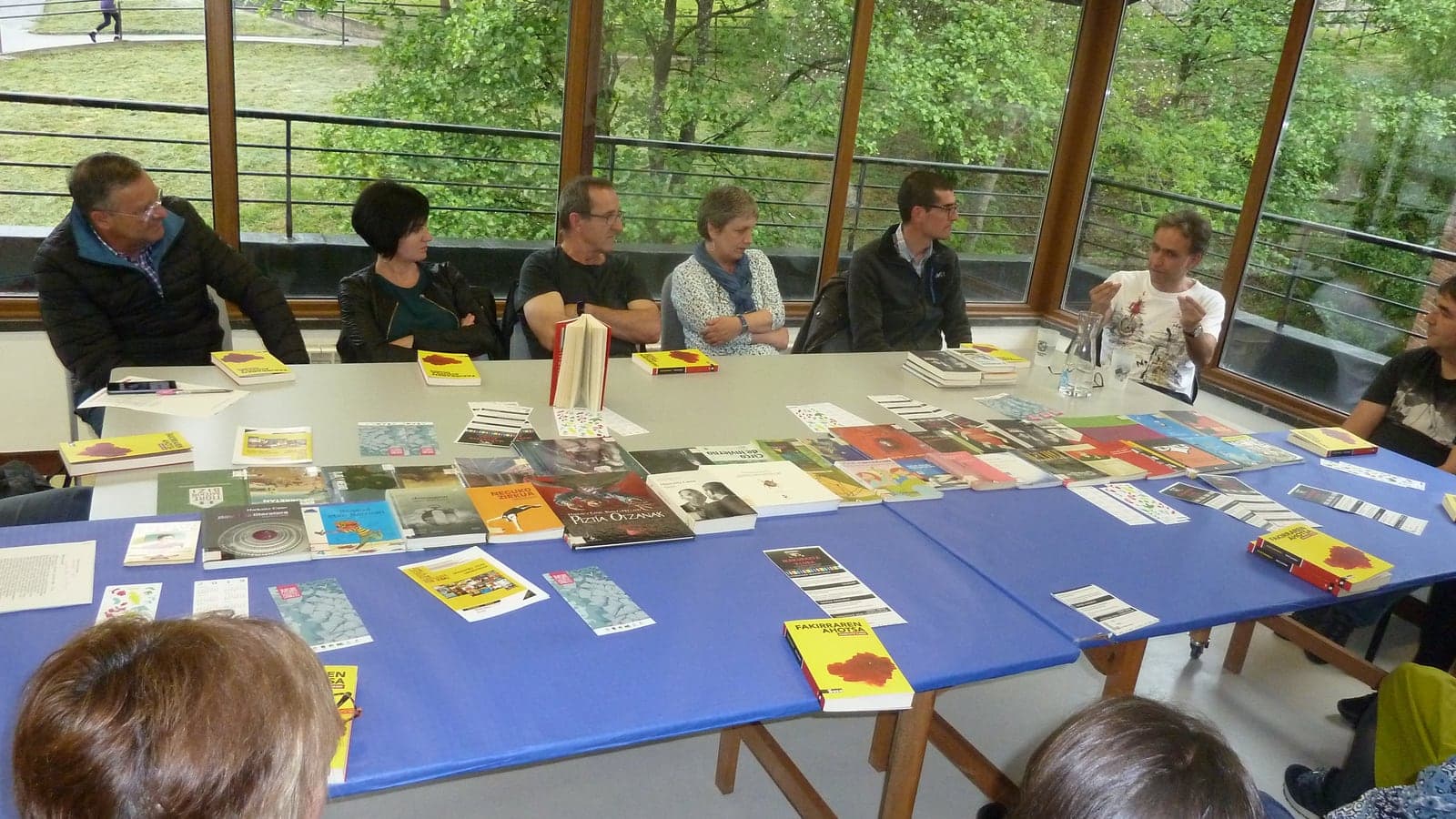 Участники взрослого книжного клуба библиотеки Легаспи обсуждают книги за большим столом