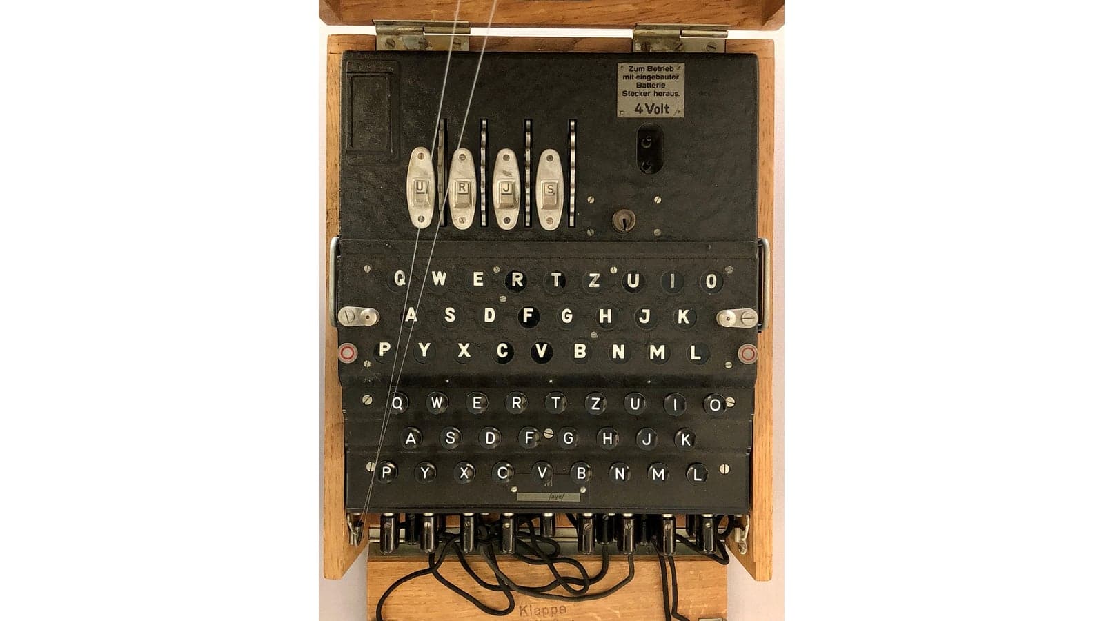 Историческая шифровальная машина Enigma: роторы, клавиши и панель ламп