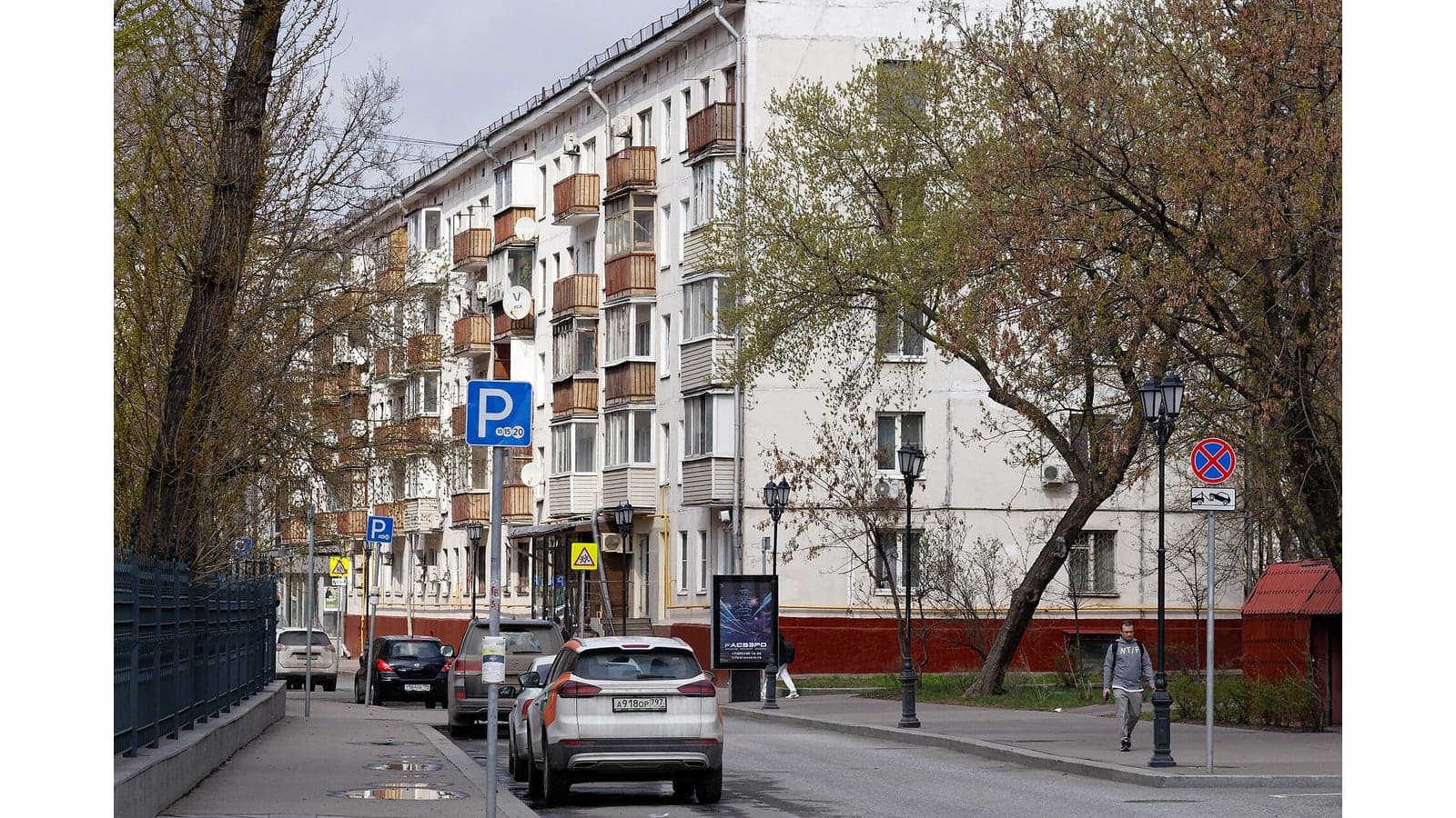 Панельная пятиэтажка с балконами на Татарской улице в Москве